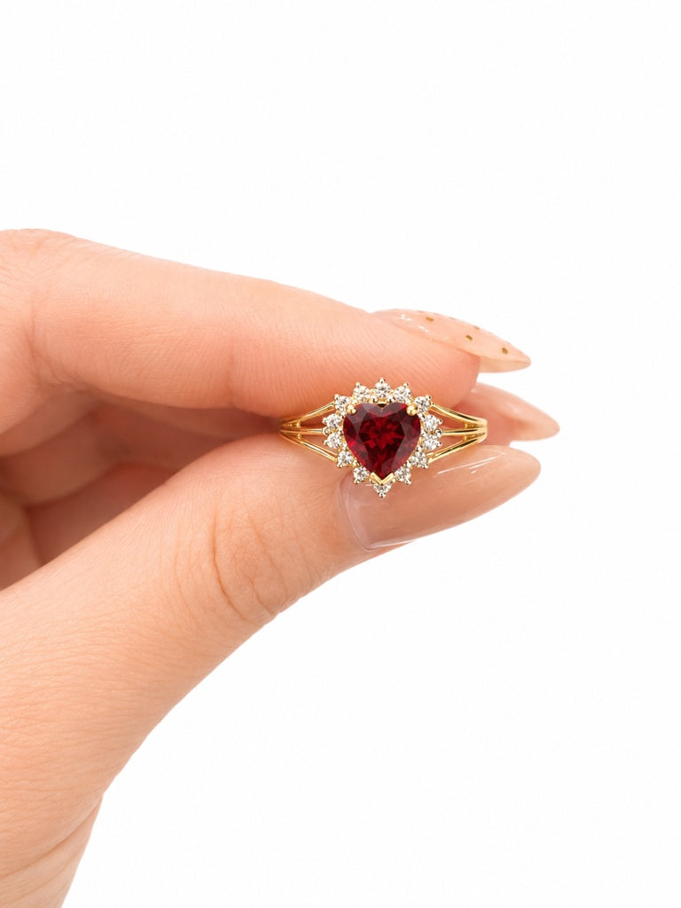 10KT GOLD AND DIAMOND HEART HALO RING Size 8