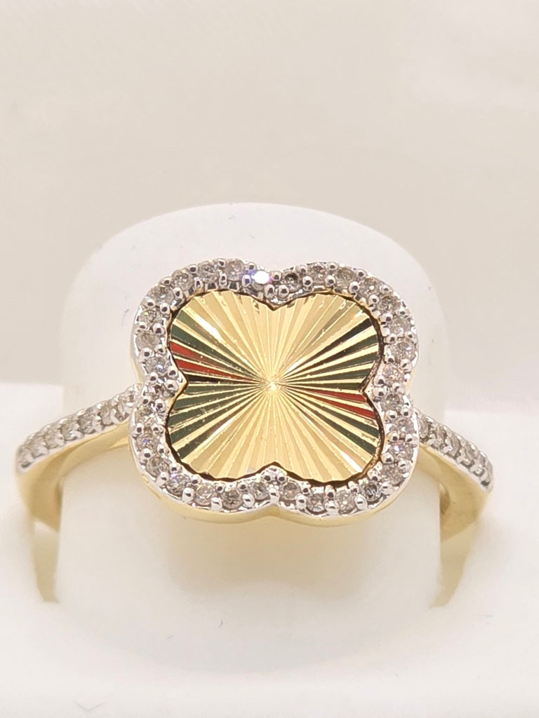 10KT FLOWER RING Size 14MM SIZE 7 Weigth 3.8 GRS