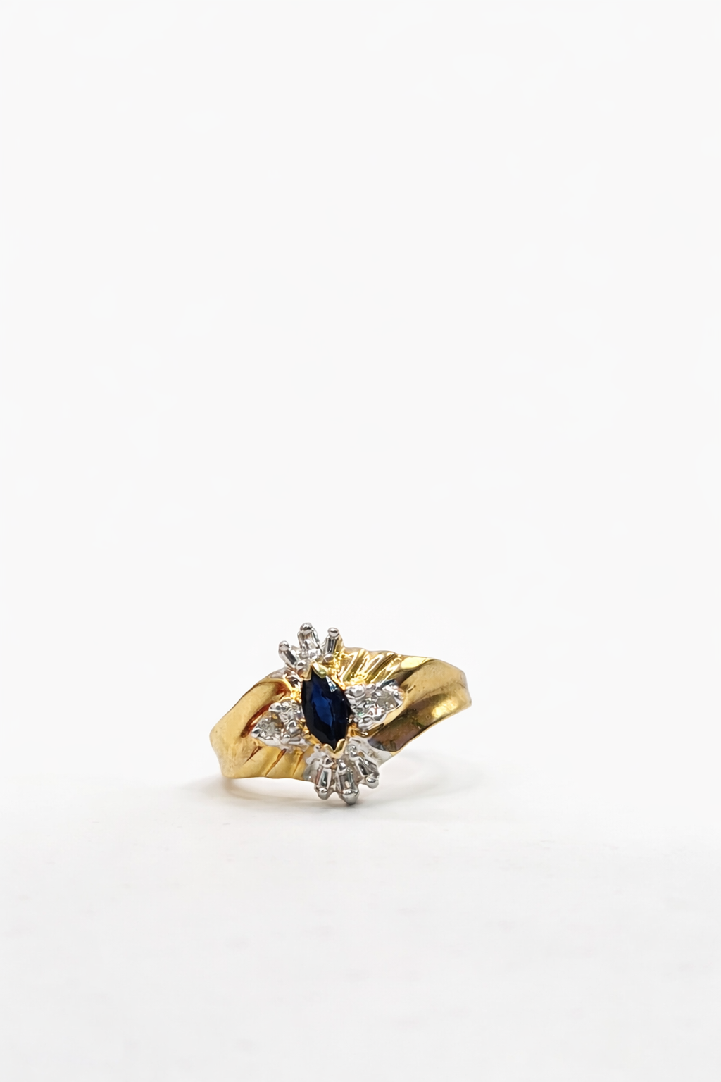 10KT ZAFIRO AND DIAMOND WOMAN'S RING Size 6.5 Weight 2.6GR