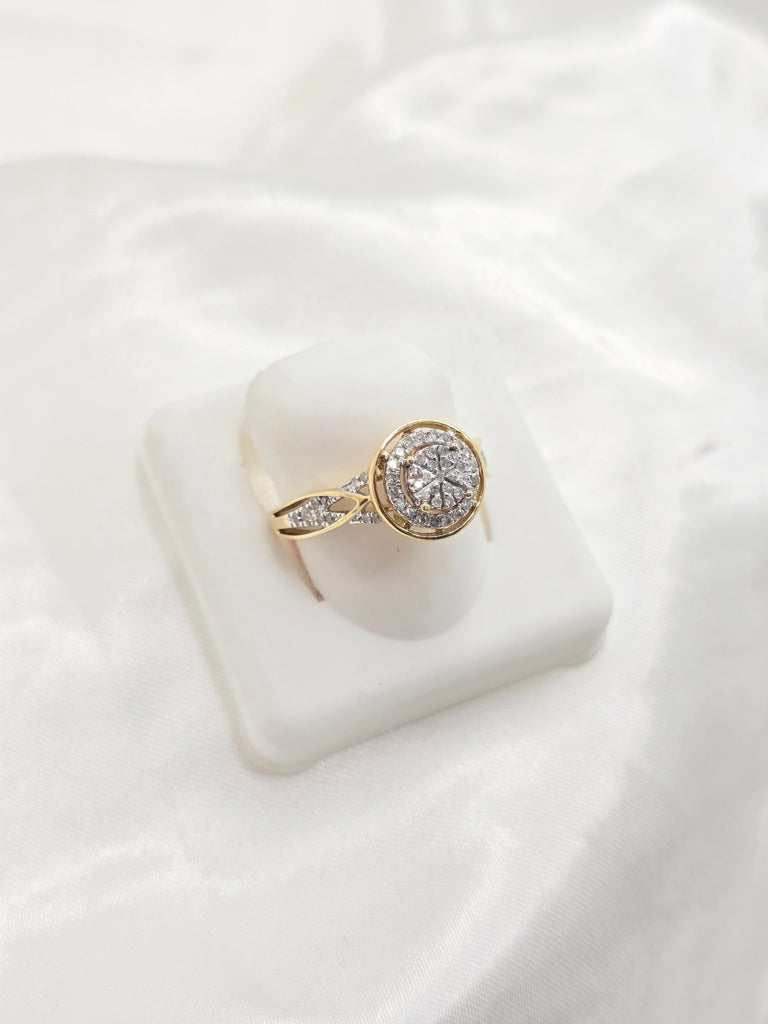 10KT WOMEN'S DIAMOND RING WITH LARGE ROUND STONE Size 7