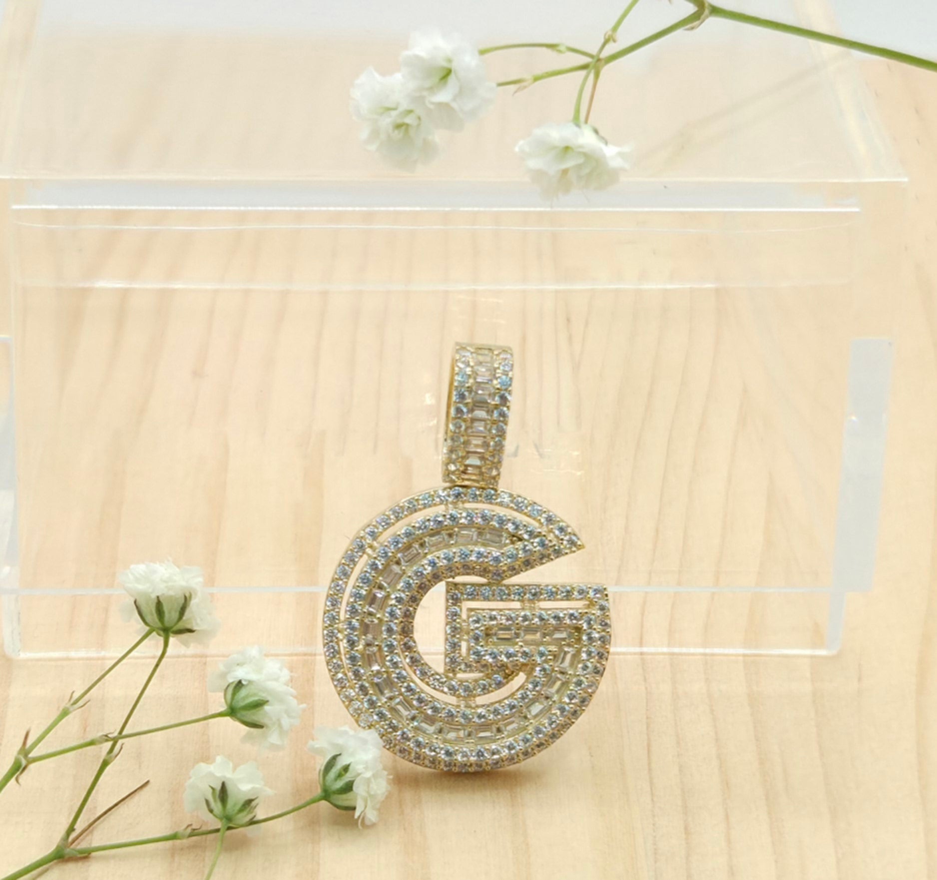 10KT SMALL CZ "G" LETTER PENDANT Weight 4.5GR