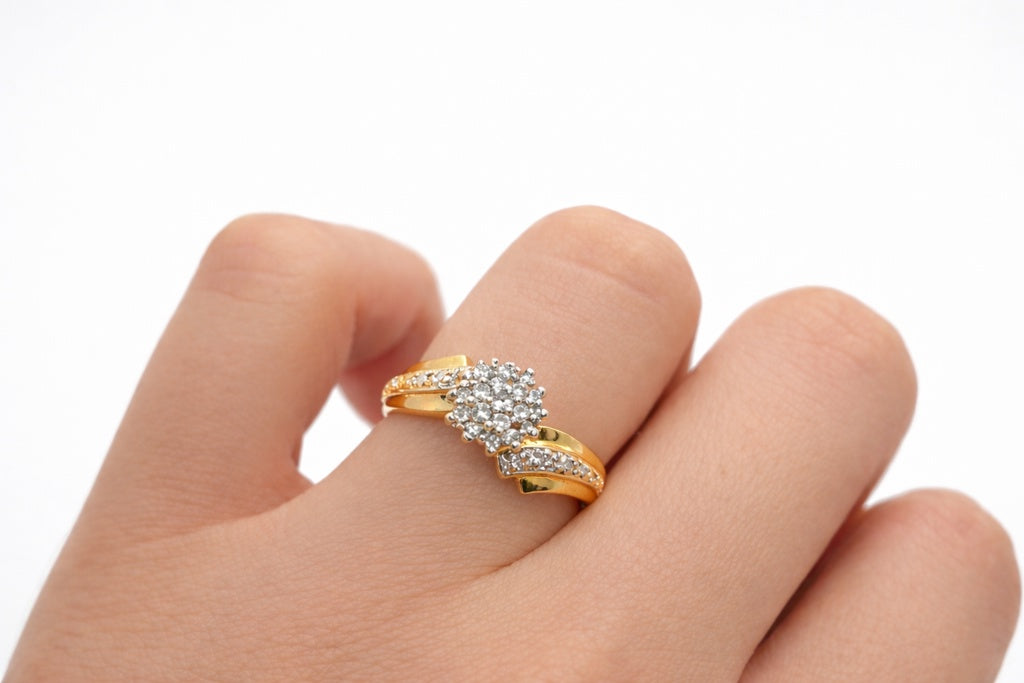 10KT ELEGANT ROUND DIAMONDS WOMAN'S RING Size 6 Weight 3.7GR