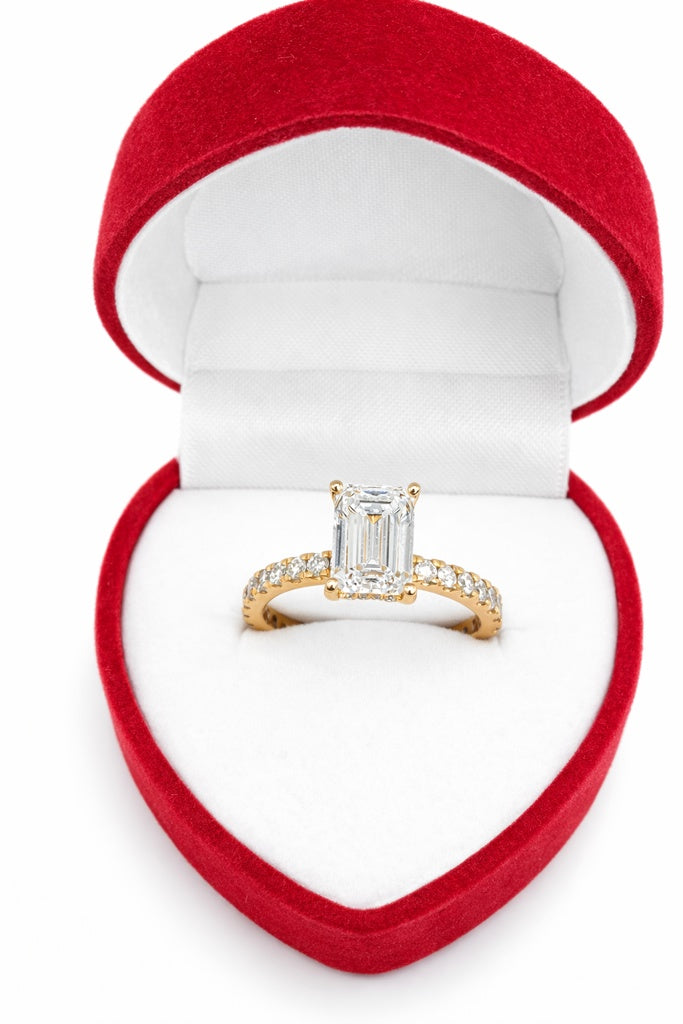 14KT ELEGANT RECTANGULAR LAB DIAMOND WOMAN'S RING Size 6.5