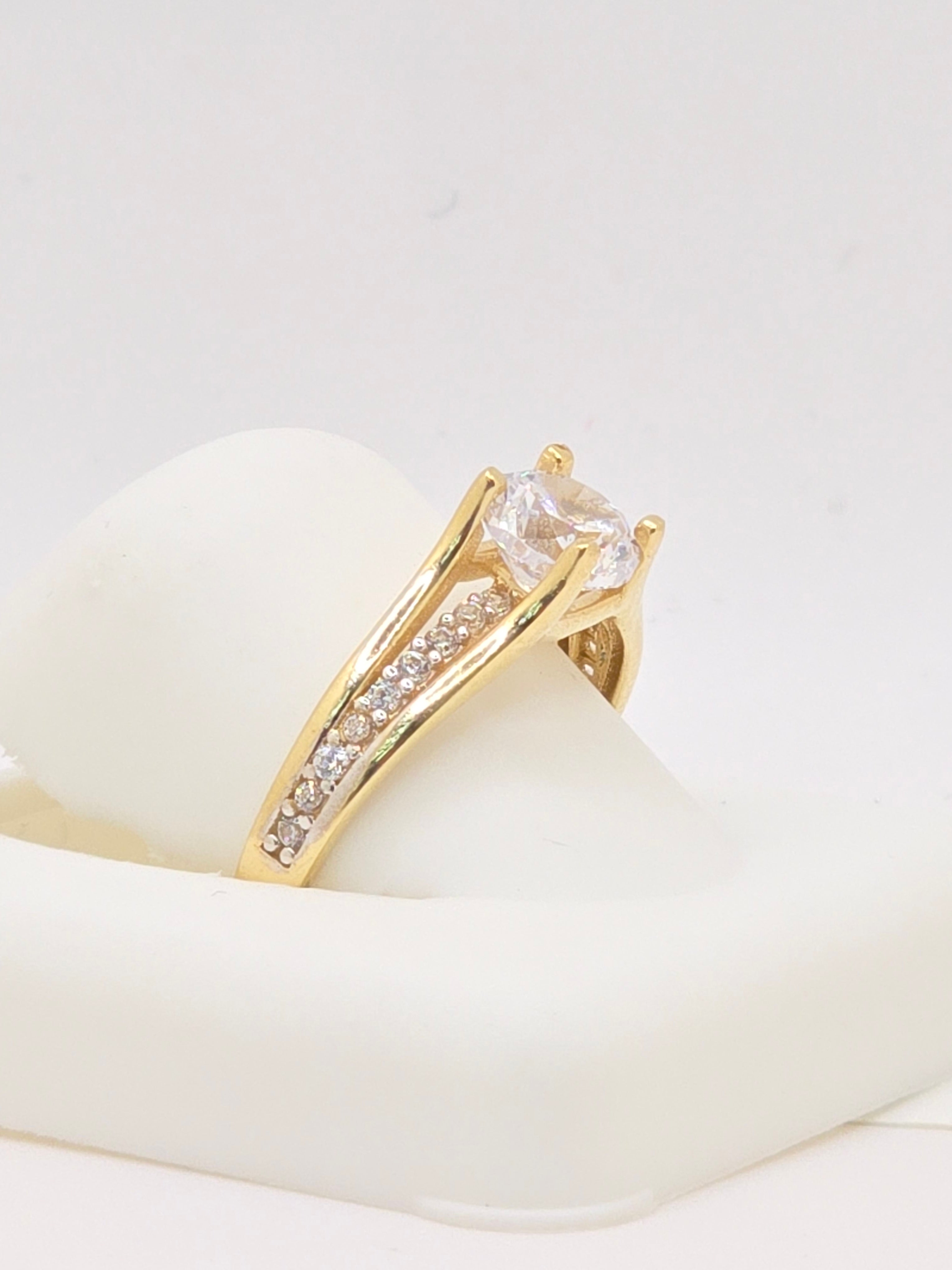 14KT ELEGANT RING WITH CZ DETAILS Size 7 Weight 2GR