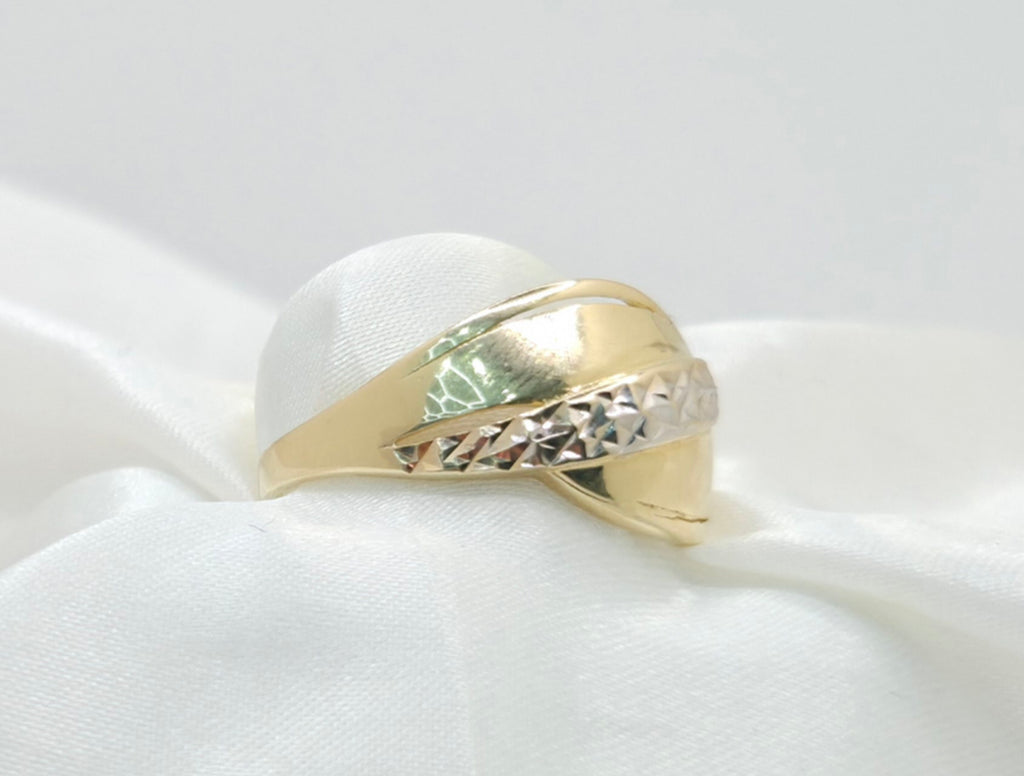 14KT ELEGANT TWO TONE DIAMOND CUT DETAIL WOMEN'S RING  Size 10.5 Weight 3GR