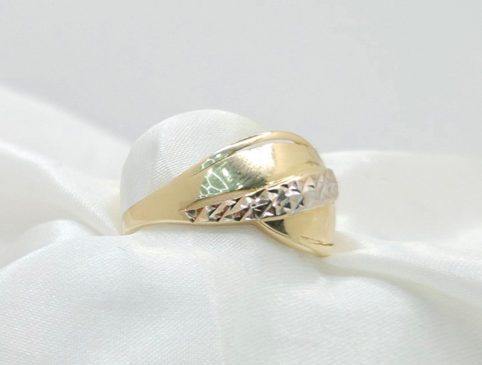 14KT ELEGANT TWO TONE DIAMOND CUT DETAIL WOMEN'S RING  Size 10.5 Weight 3GR