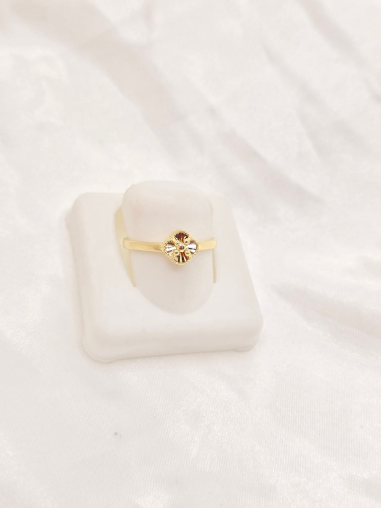 10KT SMALL GOLDEN CLOVER RING Size 7.5 Weight 1.2GR