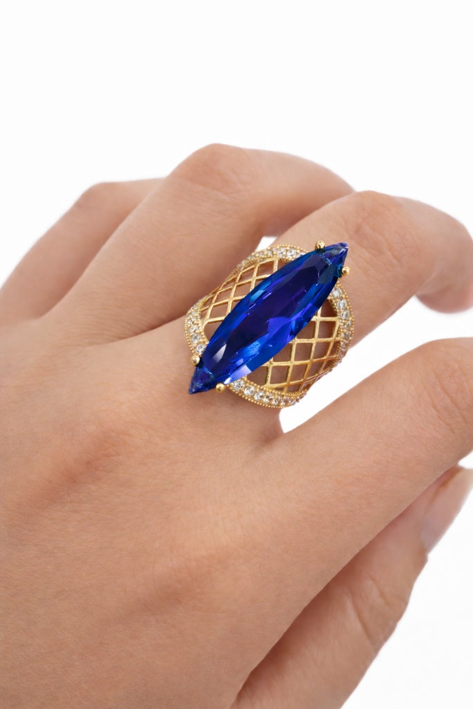 10KT NET BACKGRAIND STRONG BLUE ALMOND STONE RING Size 6.5 Weight 5.2GR