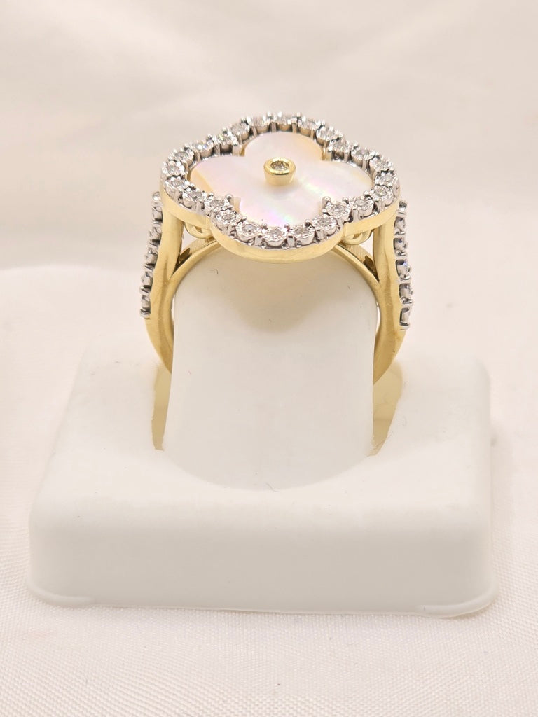 10KT GOLD AND DIAMOND FLOWER RING Size 18MM SIZE 7 Weigth 6.6 GRS