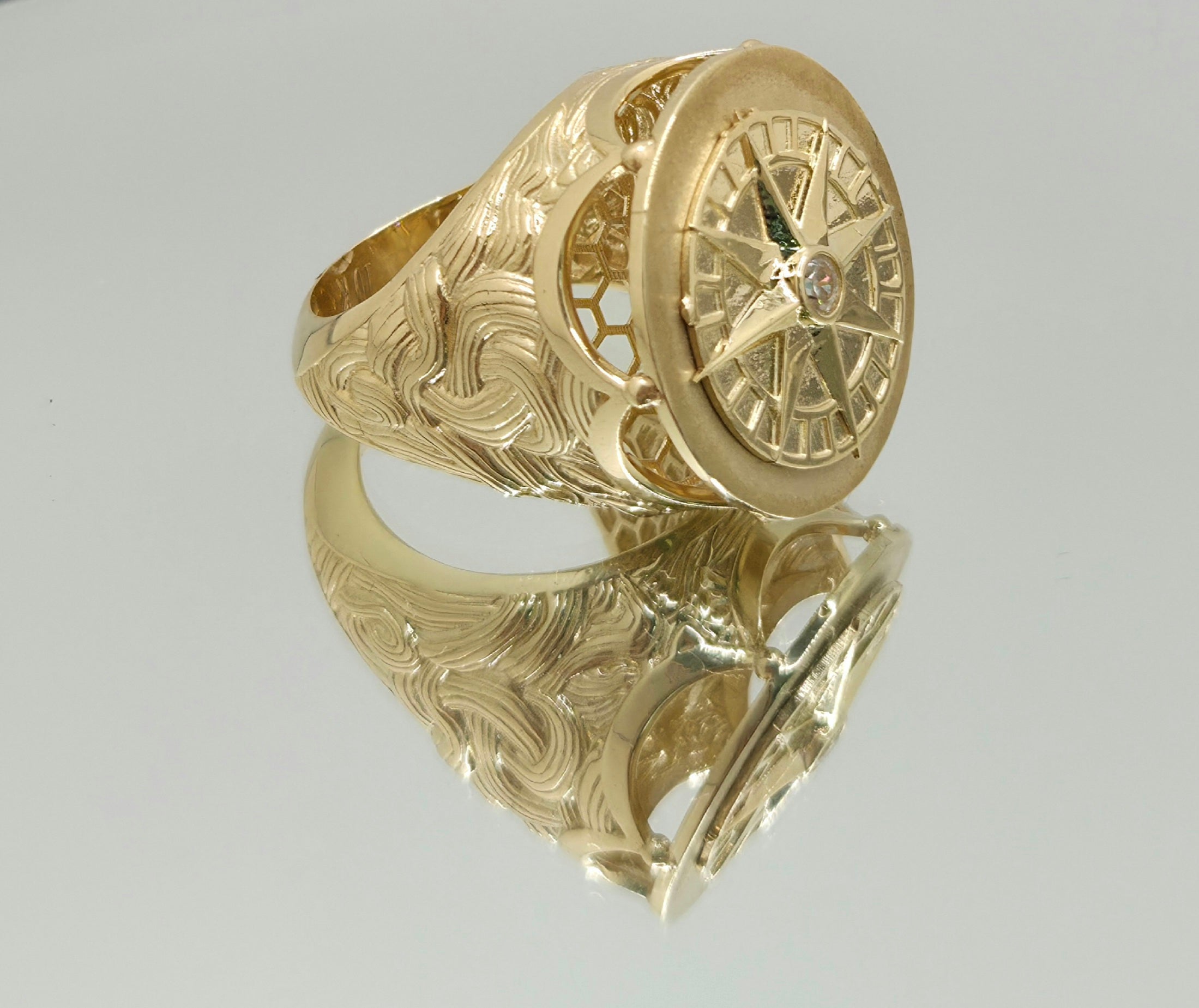 10KT COMPASS ROSE DESIGN MEN'S RING Size 11 Weight 16.2GR