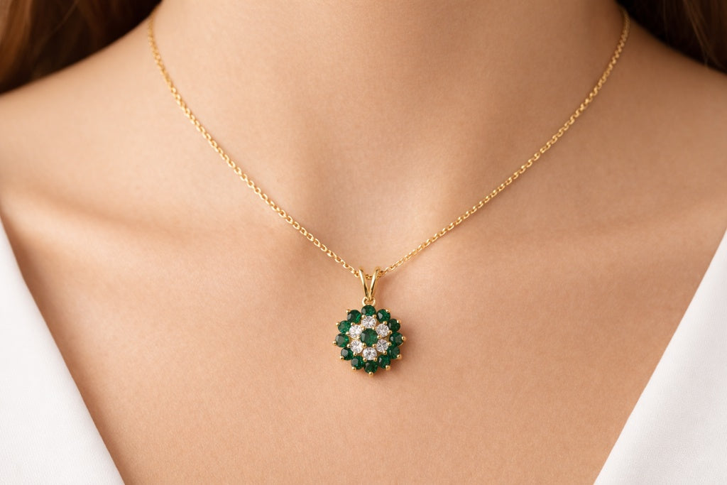 10KT ELEGANT ROUND EMERALD PENDANT Size  Weigth 1.3GR
