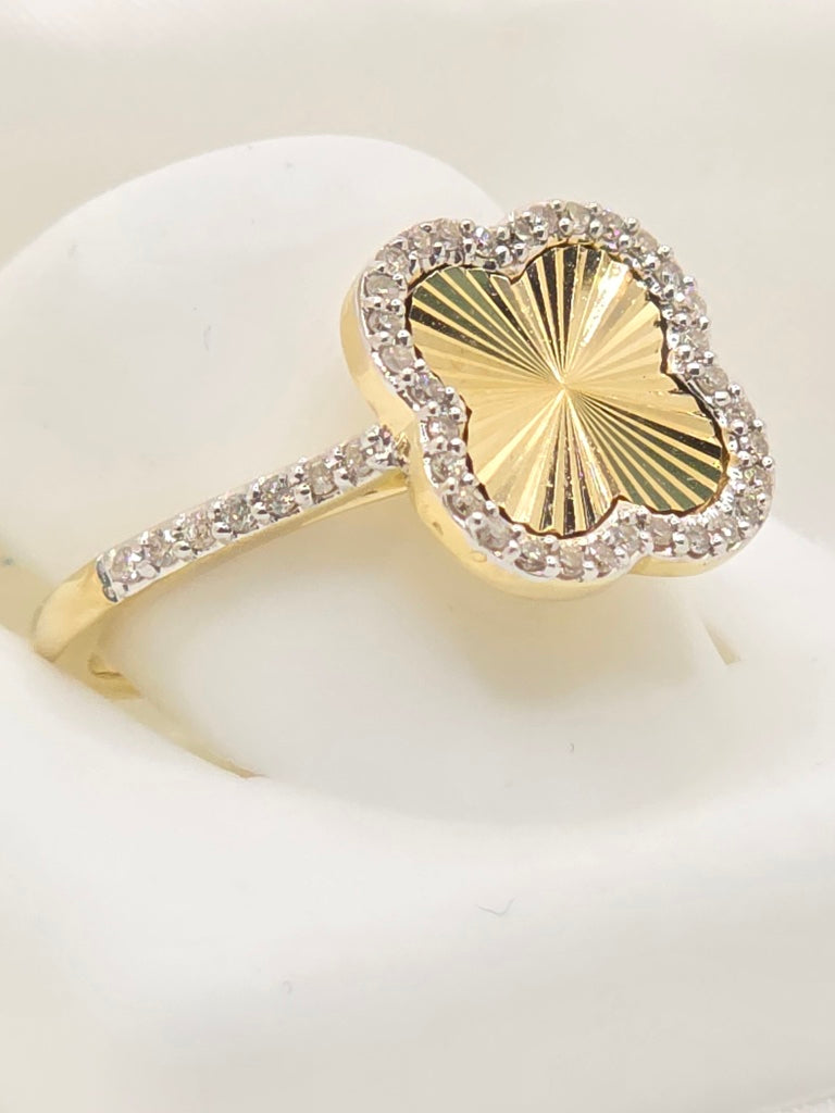 10KT FLOWER RING Size 14MM SIZE 7 Weigth 3.8 GRS