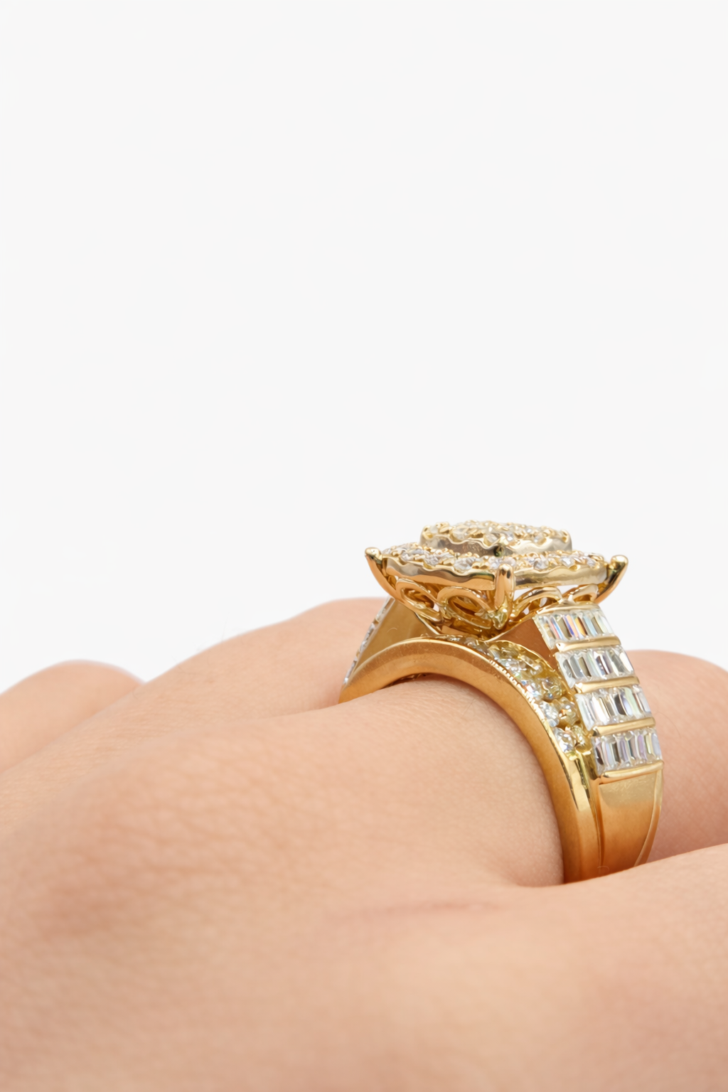 10KT 2.5CTW VVS MOISSANITE CINDIRELA RING Size 7 Weigth 7.5 GRS