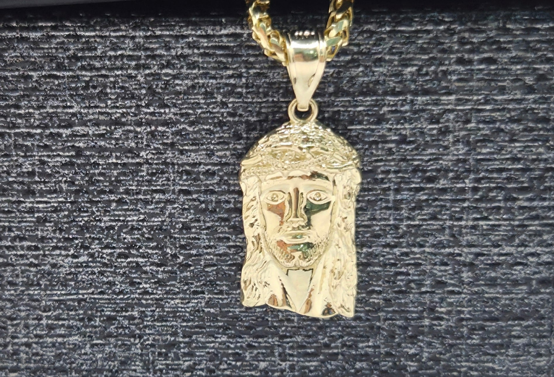 10KT SMALL JESUS FACE PENDANT Weight 1.3GR
