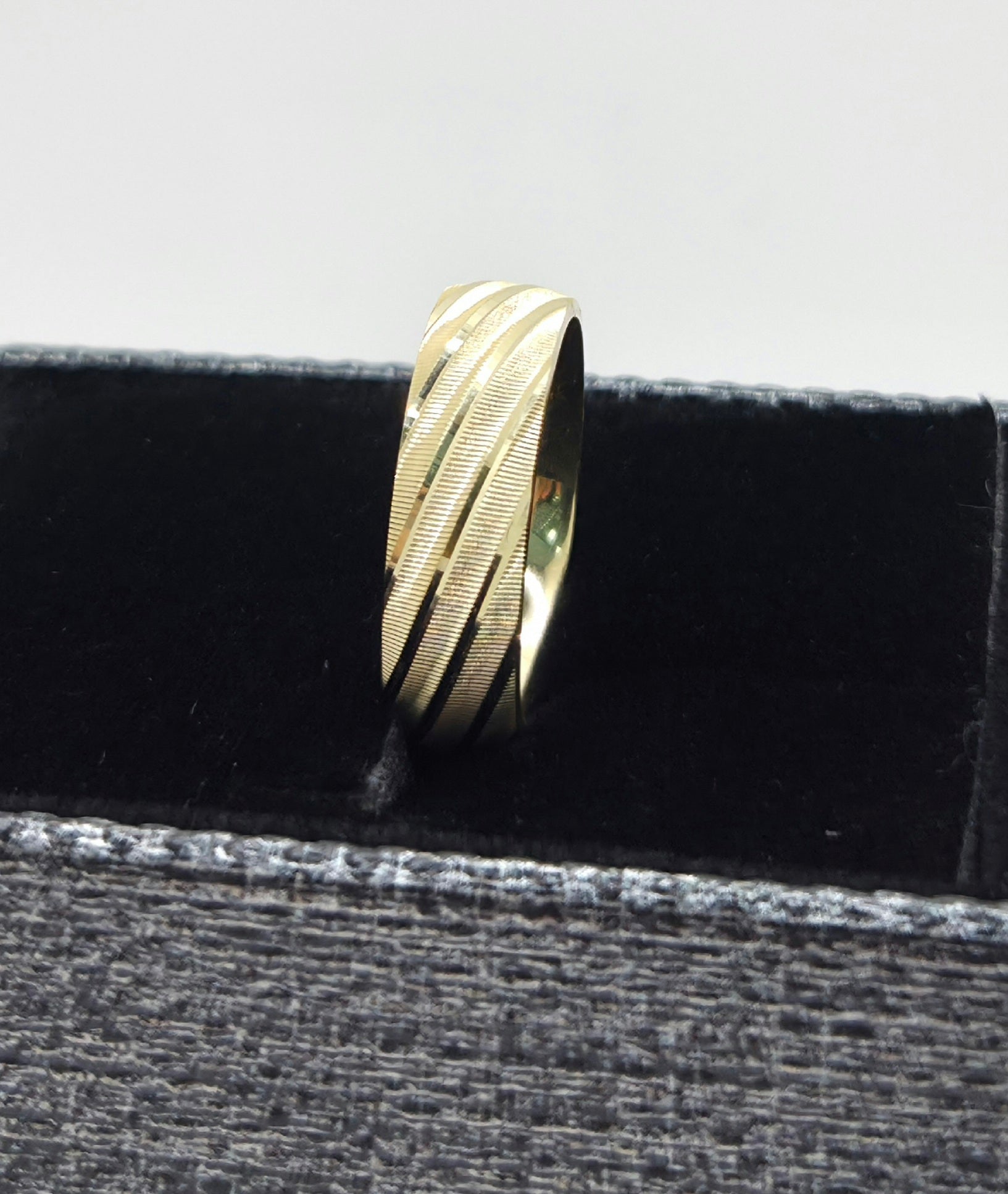 10KT FANCY ETCHED GROOVES DESIGN WEDDING BAND RING Size 7 6MM Weight 2.9GR