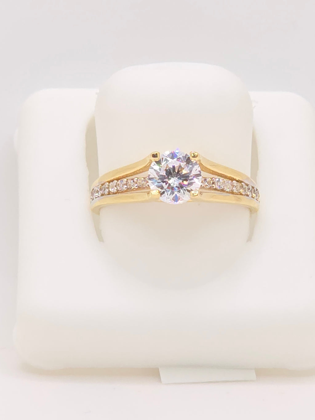 14KT ELEGANT RING WITH CZ DETAILS Size 7 Weight 2GR