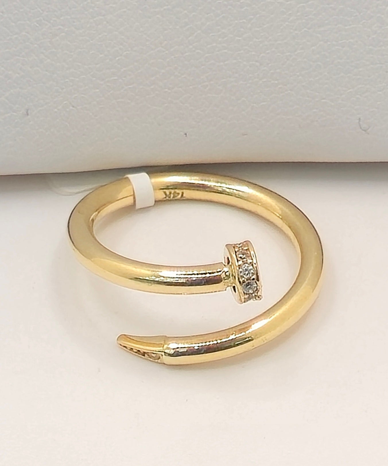 14KT ELEGANT AND SIMPLE RING WITH DETAILS OF AN EXOTIC NAIL Size 6 & 7 Weight 1.2GR