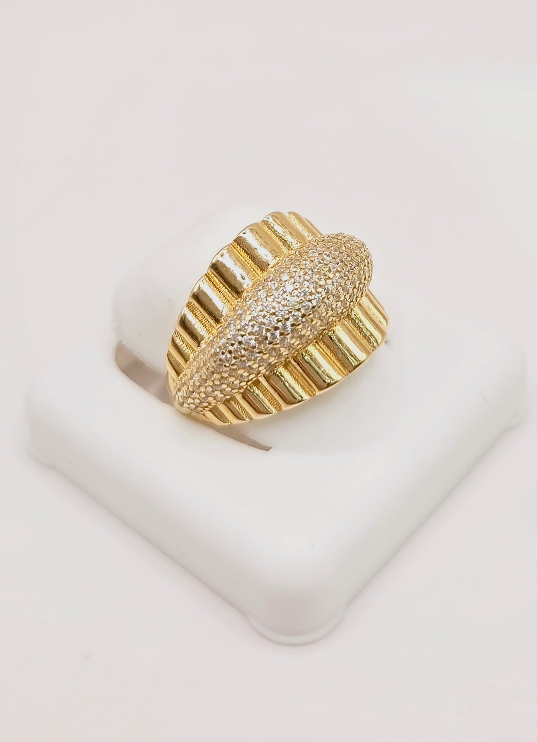14KT ELEGANT RING WITH CZ DETAILS Size 8 Weight 5.3GR
