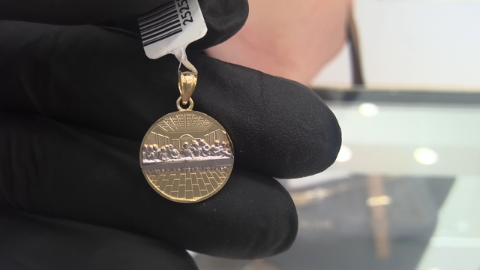 10KT SMALL TWO TONE ROUND LAST SUPPER PENDANT Size SMALL Weigth 1.1GR