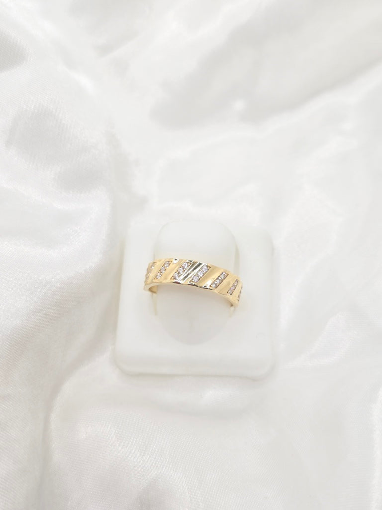 10KT MEN'S ENGAGEMENT RING WITH DIAGONAL DESIGN WITH ZIRCONIA STONES Size 10 Weight 2.3GR