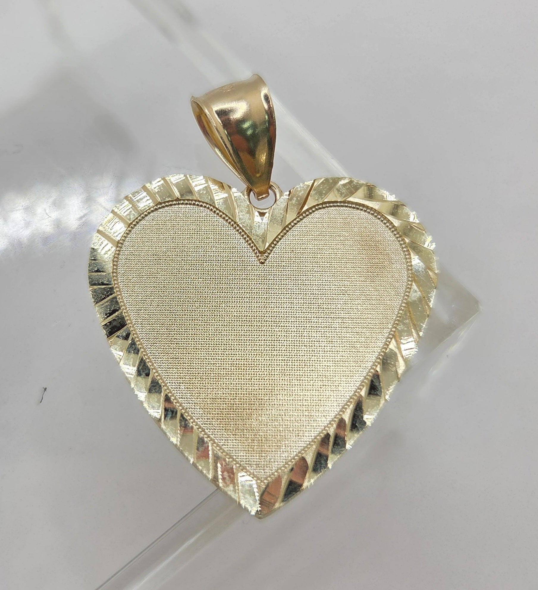 10KT DIAMOND CUT FRAME HEART MEMORIAL PENDANT  Weight 4.9GR