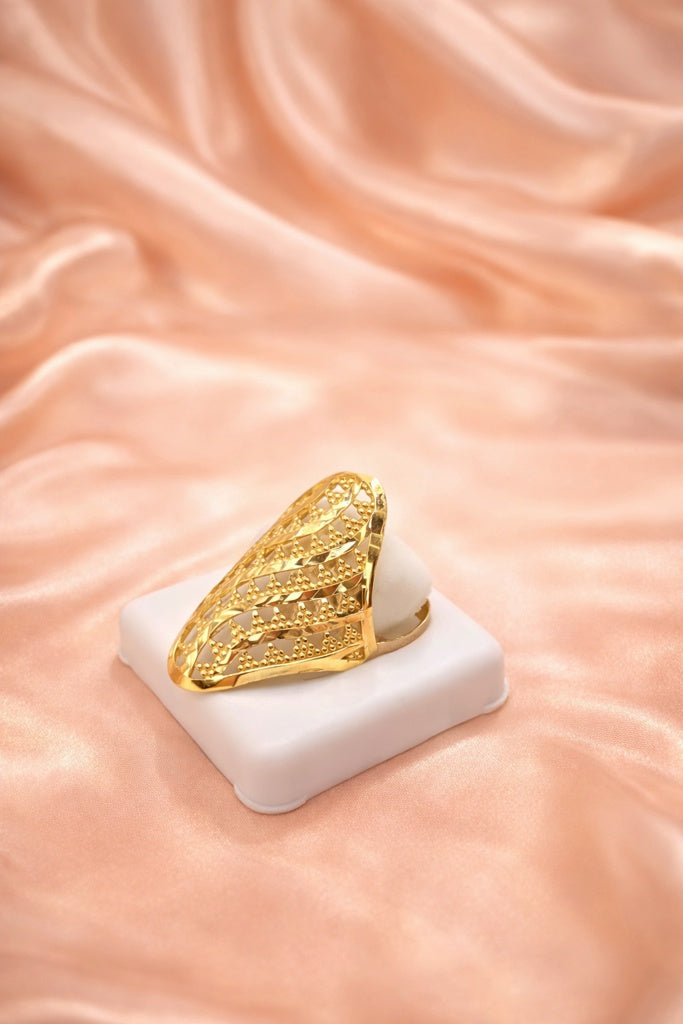 10KT MODERN ALMOND SHAPE DIAMOND CUT DETAIL RING Size 7.5-8-8.5 Weigth 3.8GR
