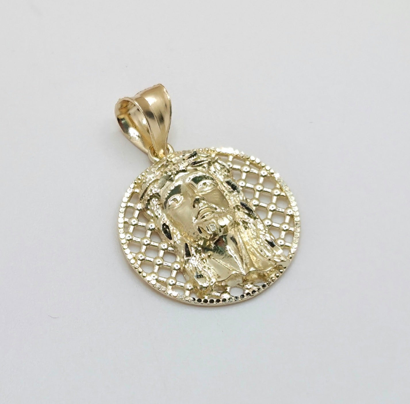 10KT MEDIUM ROUND NET BACKGROUND JESUS FACE Weight 2.4GR