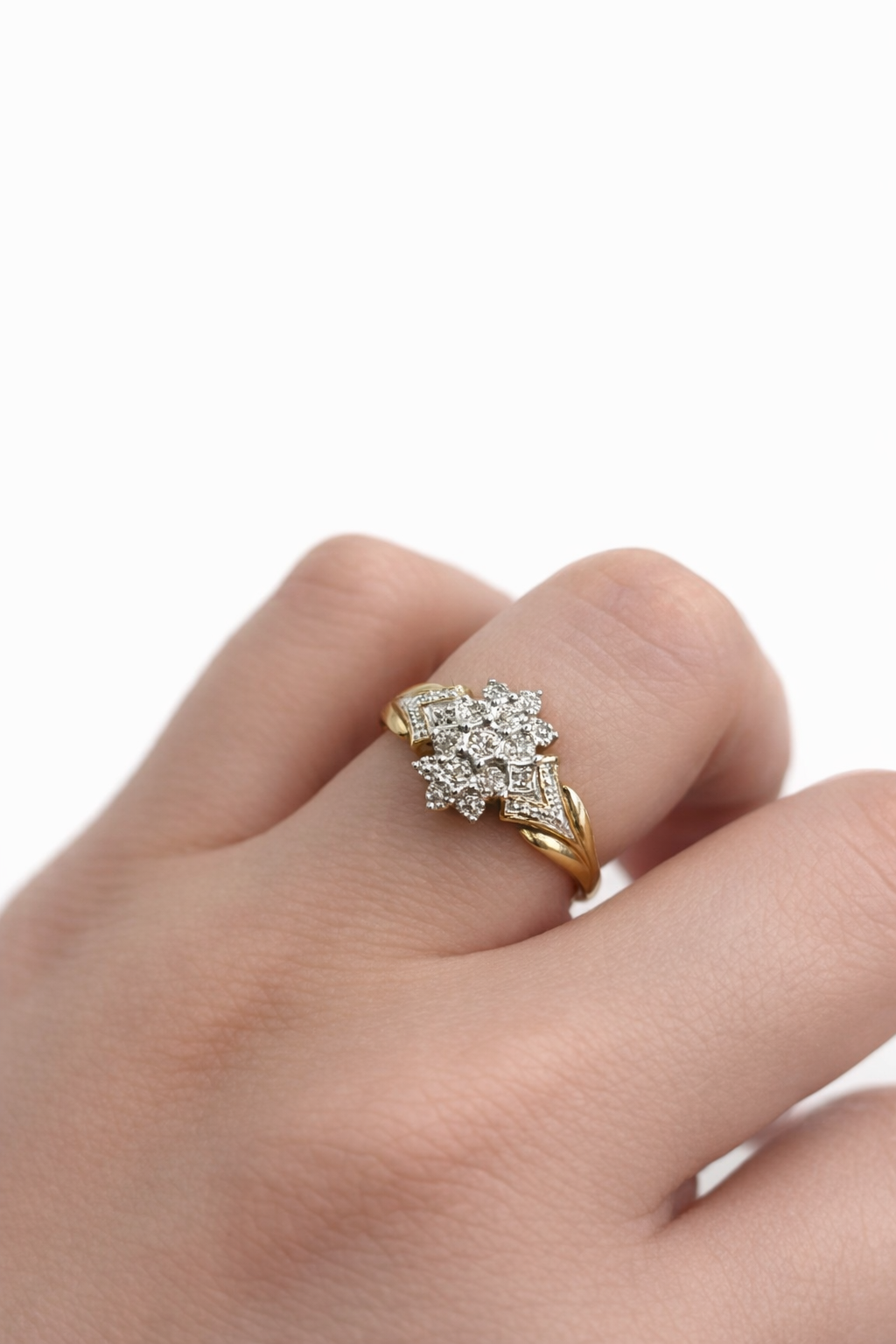 10KT MODERM DIAMOND  RING Size 7-0.06CT