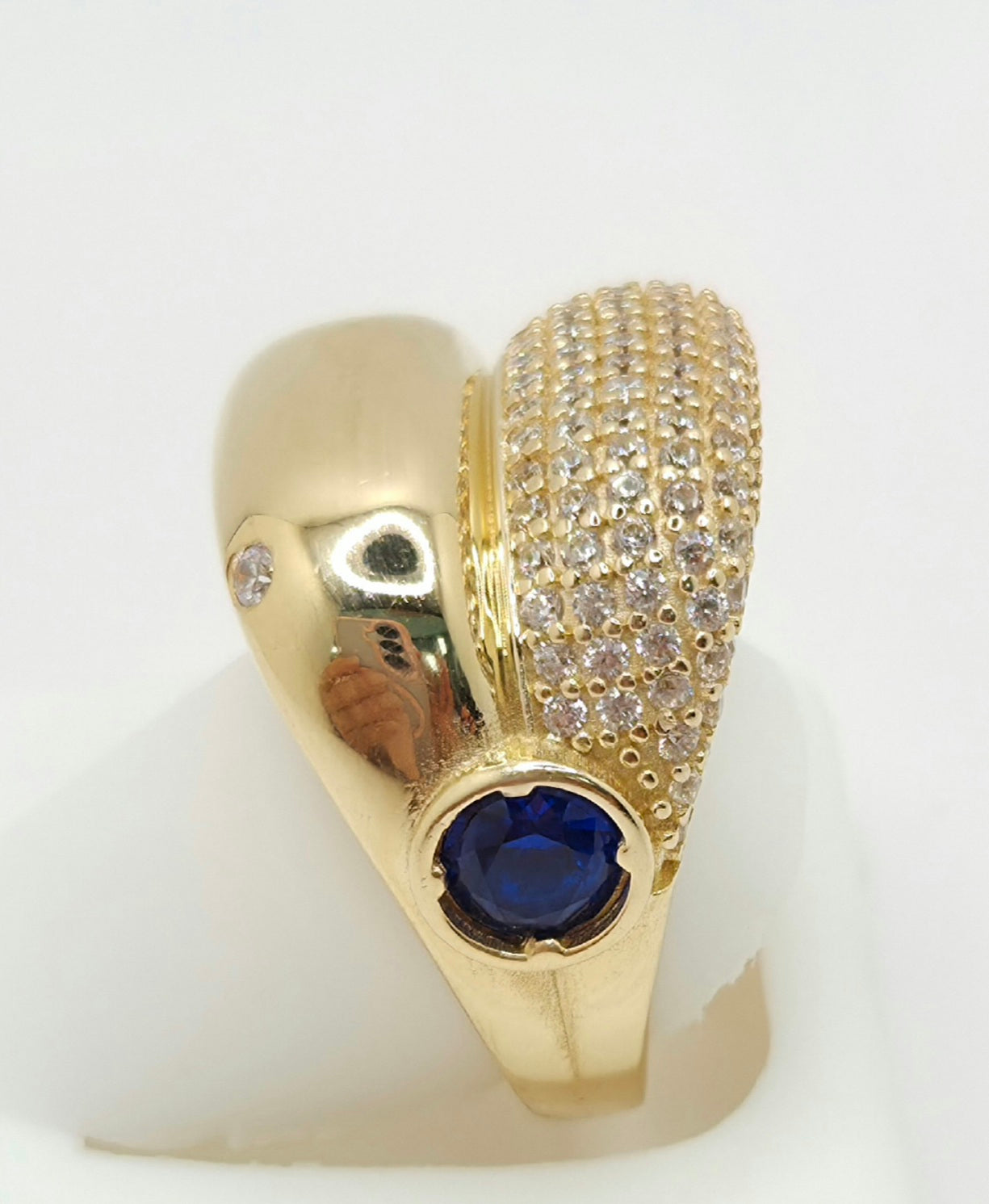 14KT CZ MODERN RING WITH BLUE STONE DETAIL Size 7 Weight 6.7GR