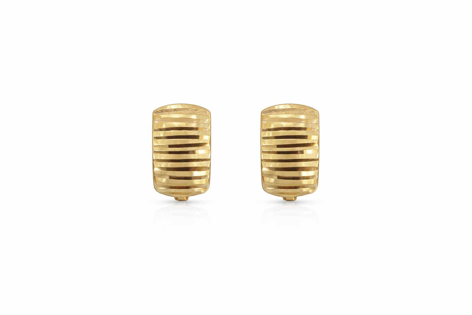 14KT VINTAGE RIBBED DESIGN SQUARE OMEGA BACK EARRINGS Size SMALL Weigth 1.4GR