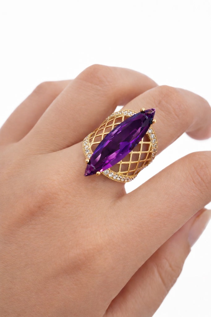 10KT NET BACKGRAIND PURPLE ALMOND STONE RING Size 6.5 Weight 6GR