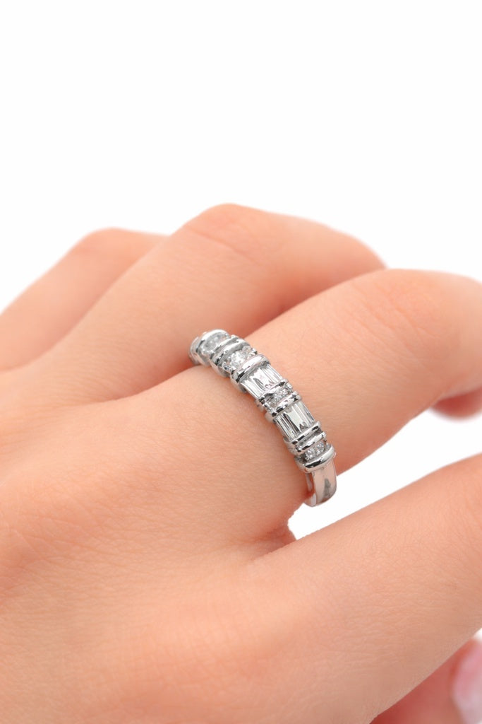 14KT DELICATE WHITE GOLD DIAMOND WOMAN'S RING Size 7 Weight 3GR