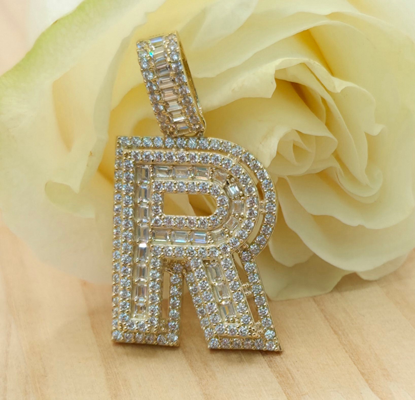 10KT MEDIUM CZ "R" LETTER PENDANT Weight 6.3GR