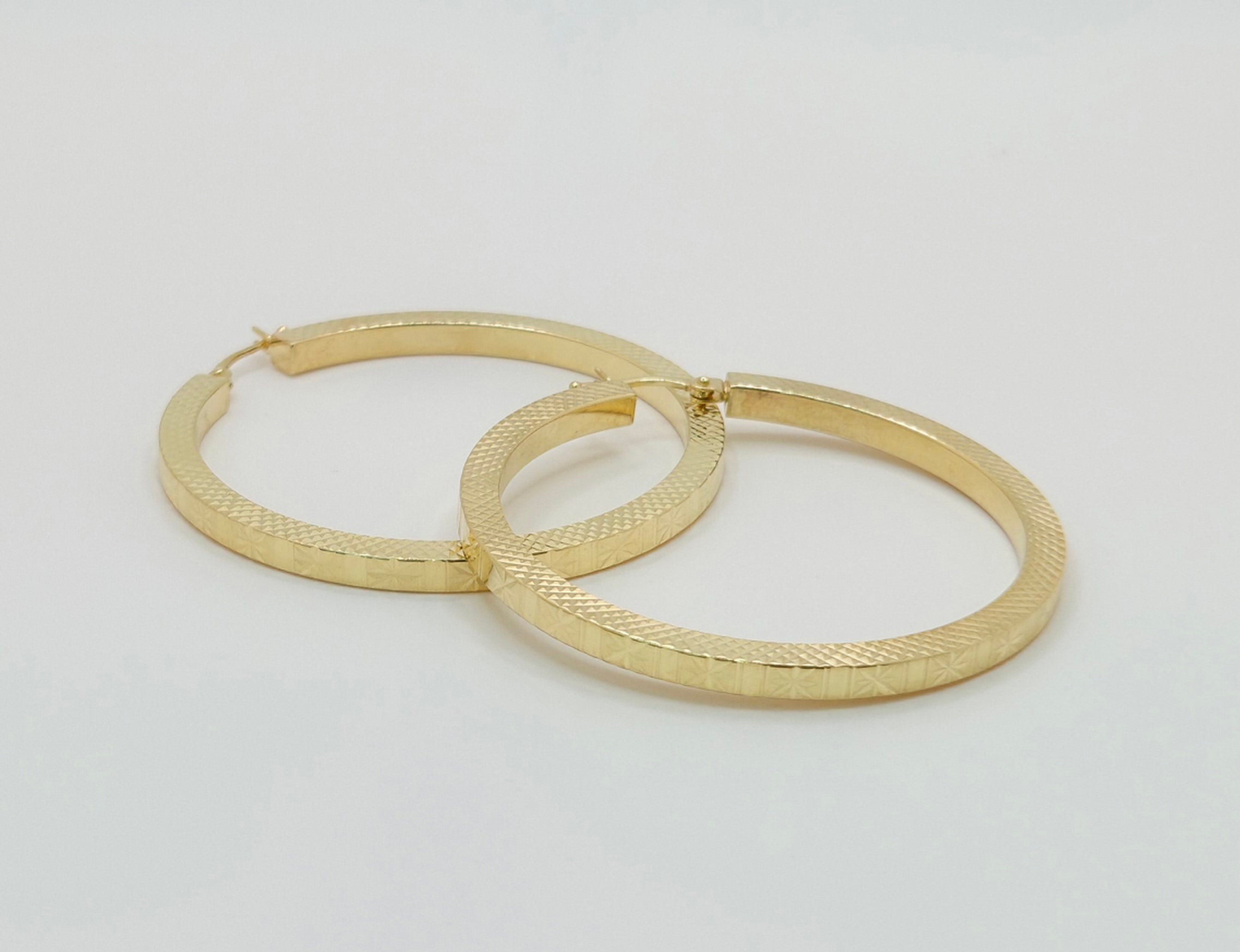 10KT FLASH DETAIL STRAIGHT EDGE HOOPS EARRINGS Size 4 Weight 3.6GR