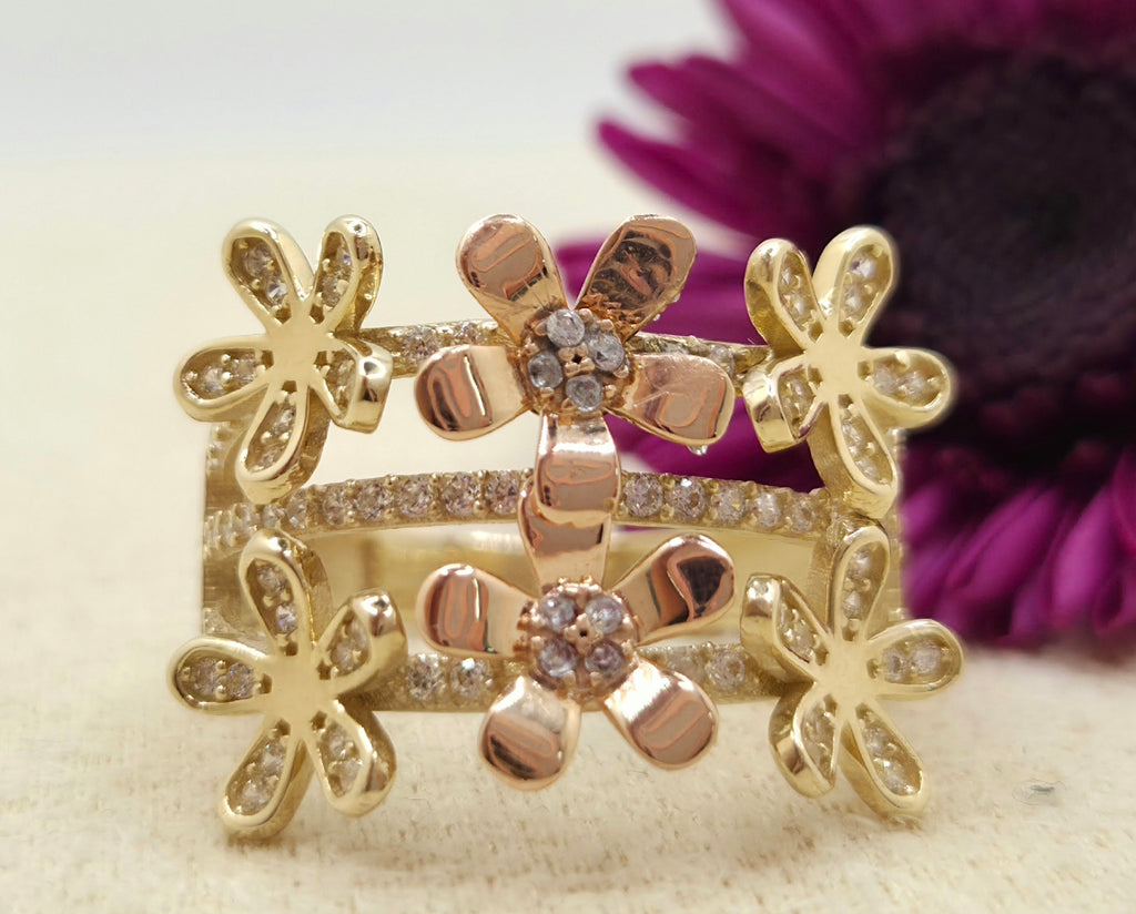 14KT SMALL TWO TONE FLOWERS RING Size 7.5 & 8.5 Weight 4.3GR