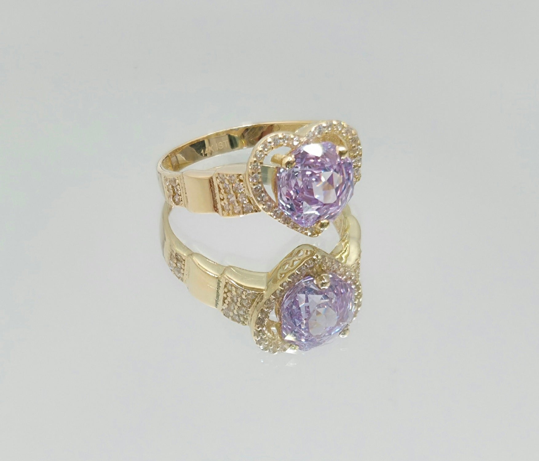 14KT ELEGANT HEART WITH PURPLE STONE Size 8.5 Weight 3.3GR