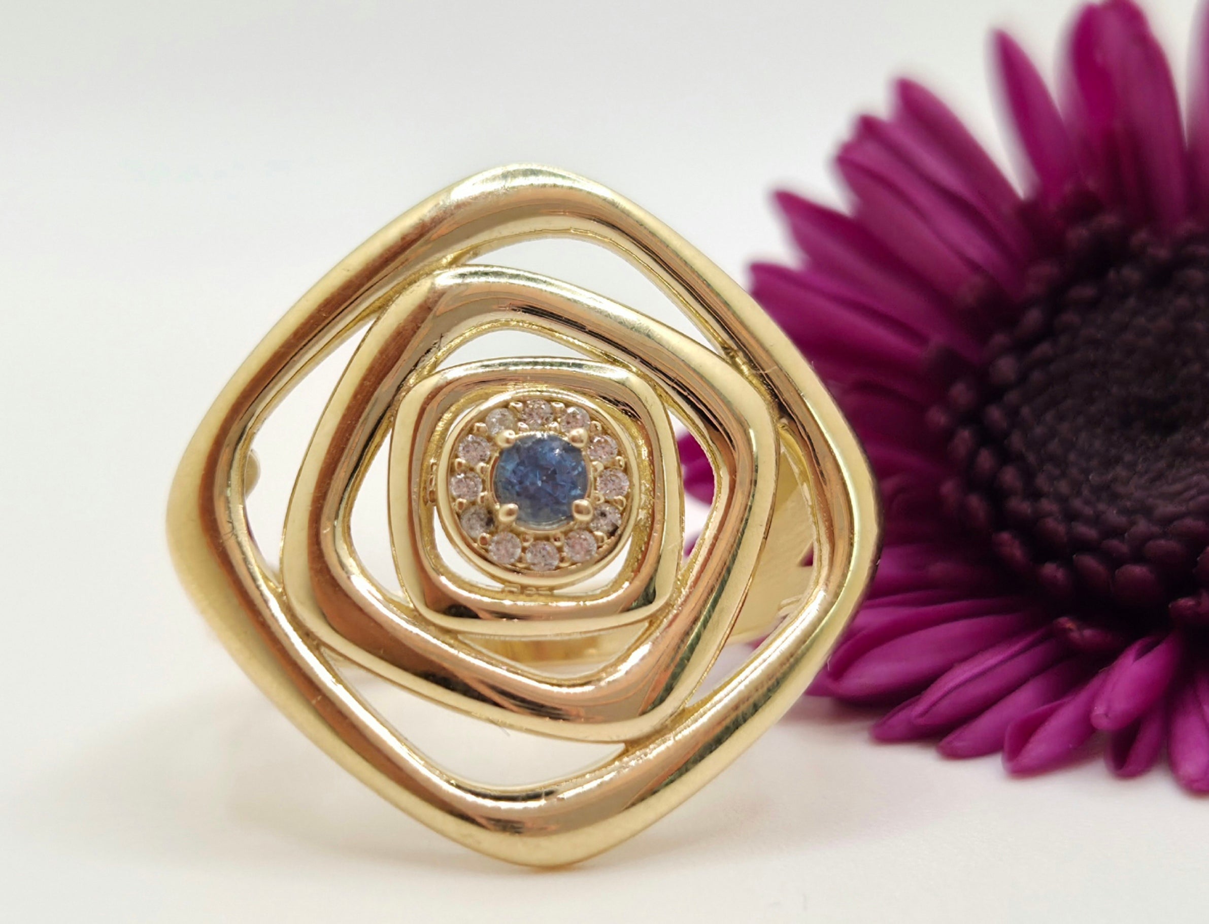 14KT BLUE STONE CENTER SQUARE SPIRAL RING  Size 8 Weight 3.5GR