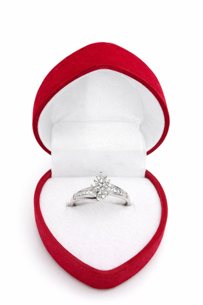 10KT WHITE GOLD ALMOND DIAMOND ELEGANT RING Size 7 Weigth 1.4GR