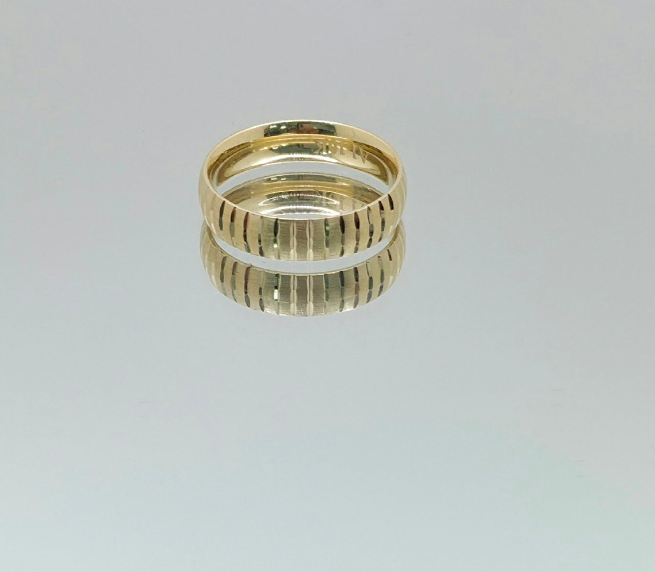 10KT FANCY VERTICAL LINES DESIGN WEDDING BAND RING Size 7 5MM Weight 2.2GR