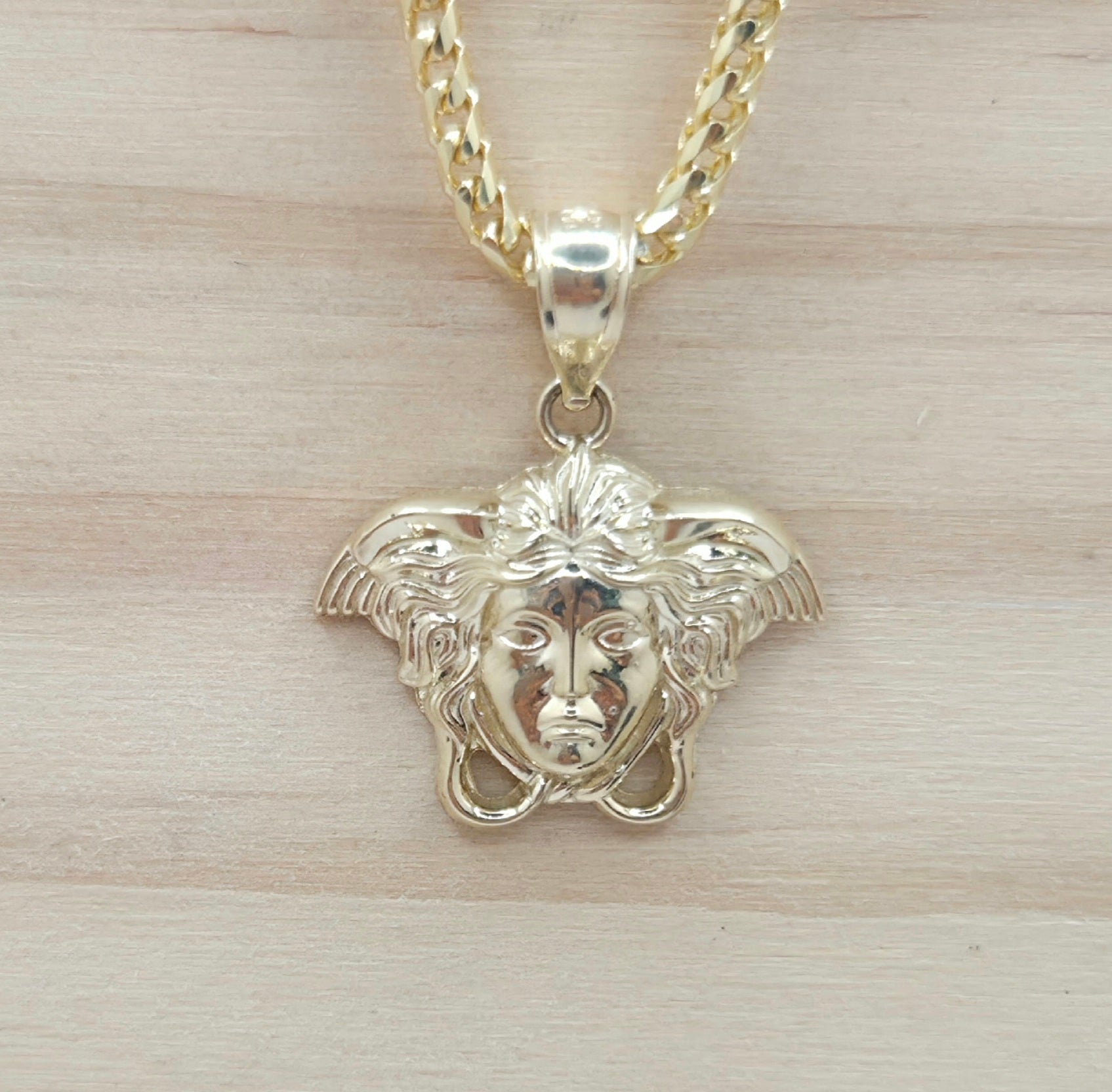 10KT MEDIUM MEDUSA FACE PENDANT Weight 1.7GR