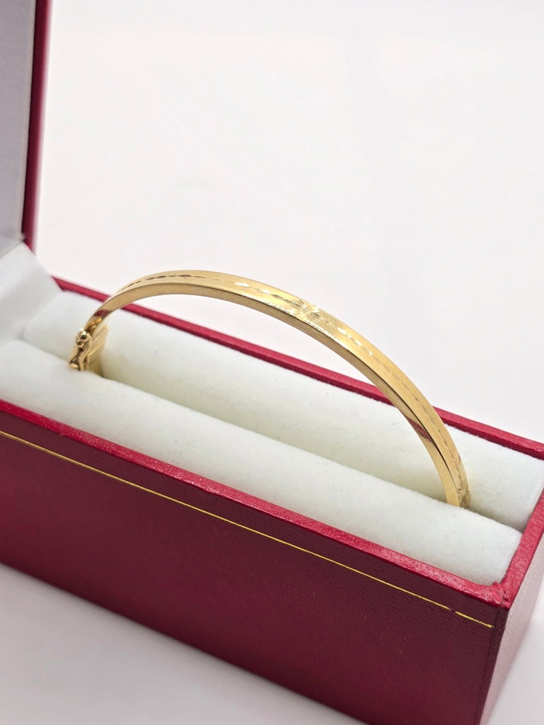 10KT  PLAIN WITH SMALL  ASTERISK DETAIL BANGLE Weight 6.7GR