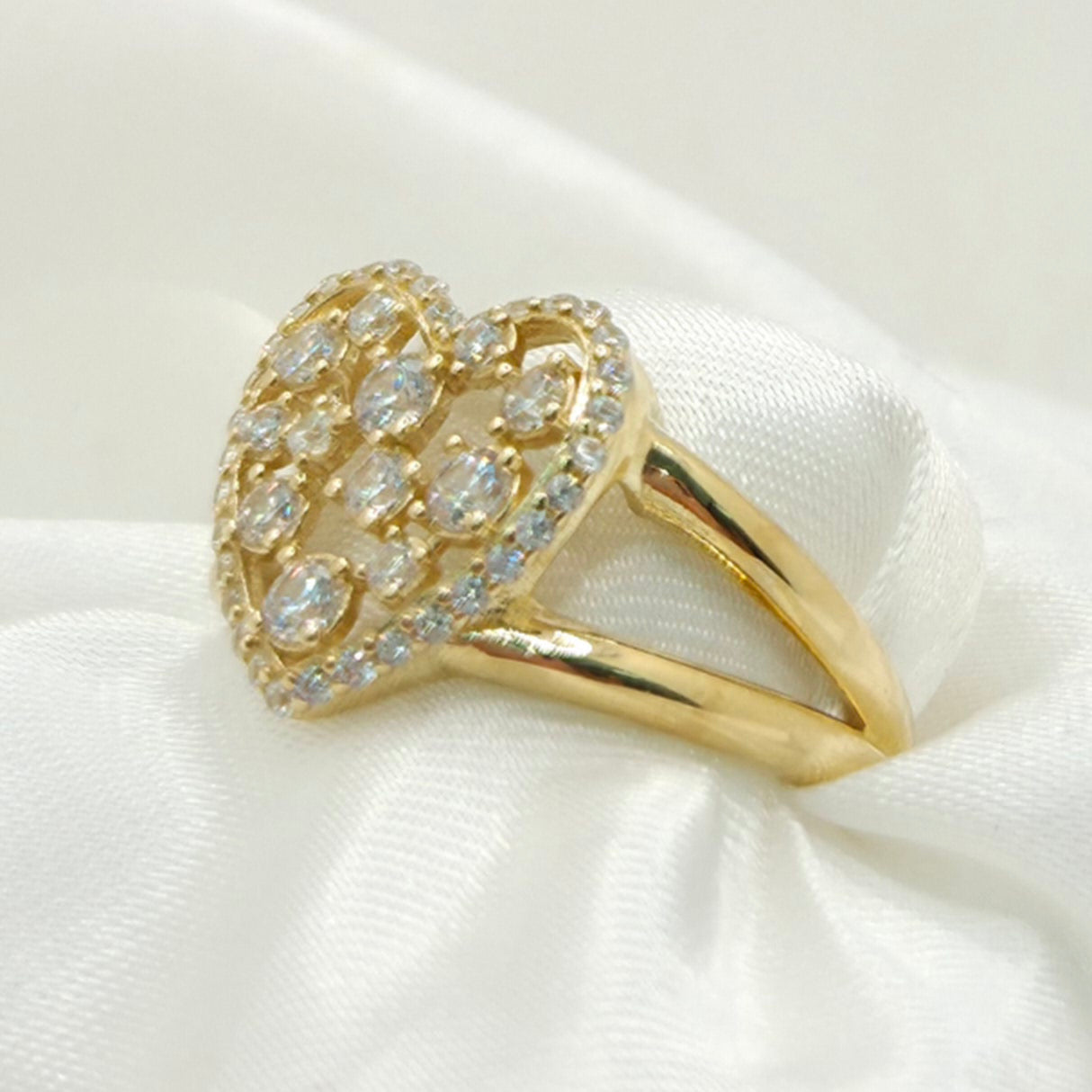 10KT WHITE STONES HEART RING CZ Size 7-8 Weight 2.5GR