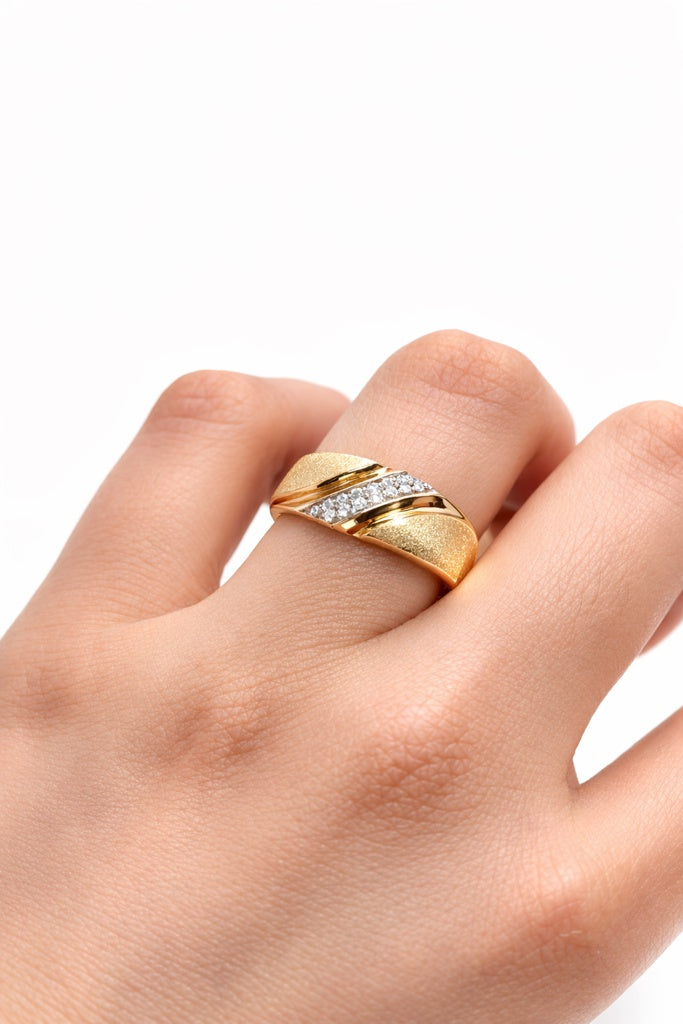 14KT ELEGANT DIAMOND WOMAN'S WEDDING BAND RING Size 6.5 Weight 4.8GR