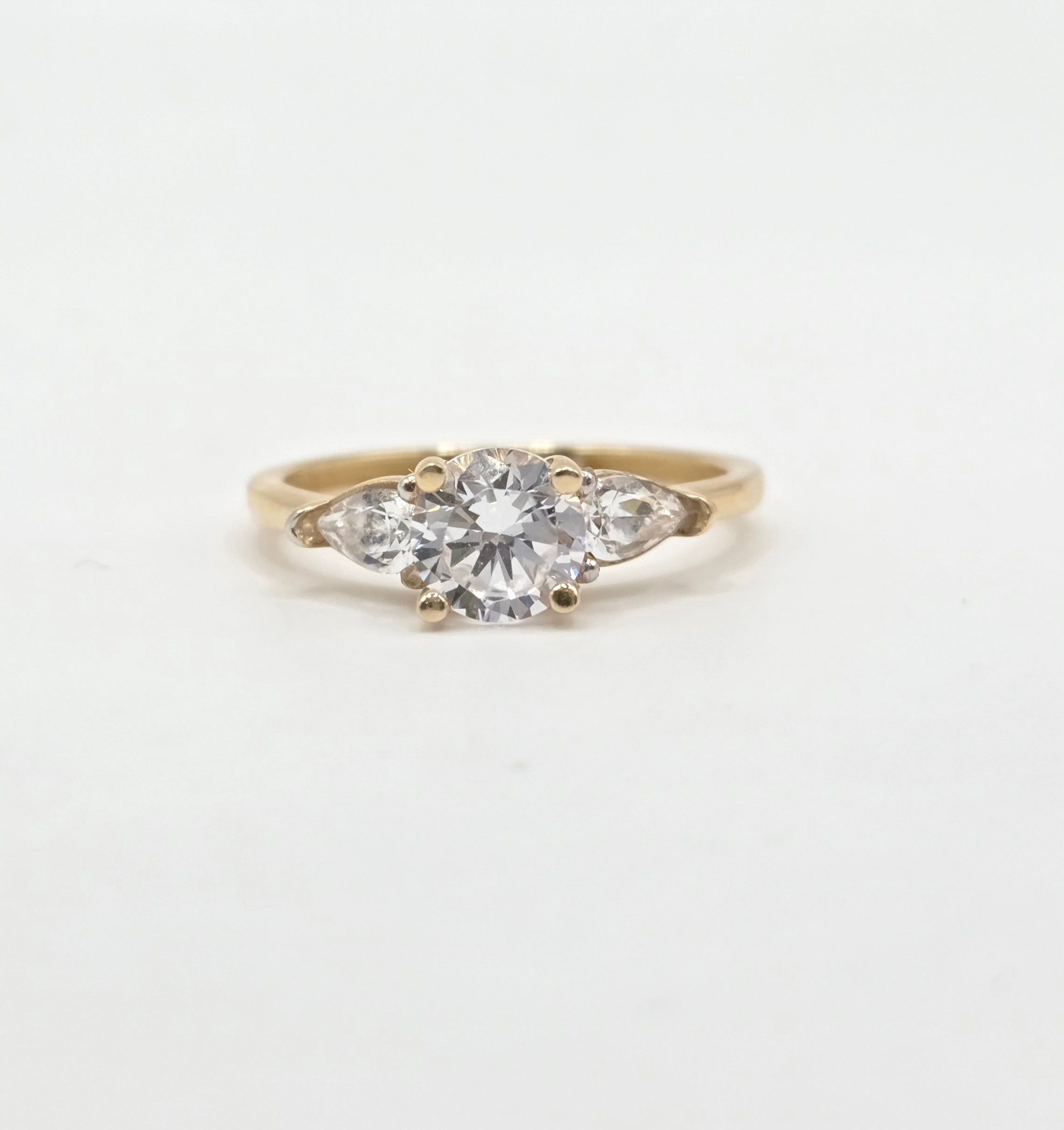 14KT TRHEE STONE DESIGN PROMISE RING Size 7 Weigth 2GR