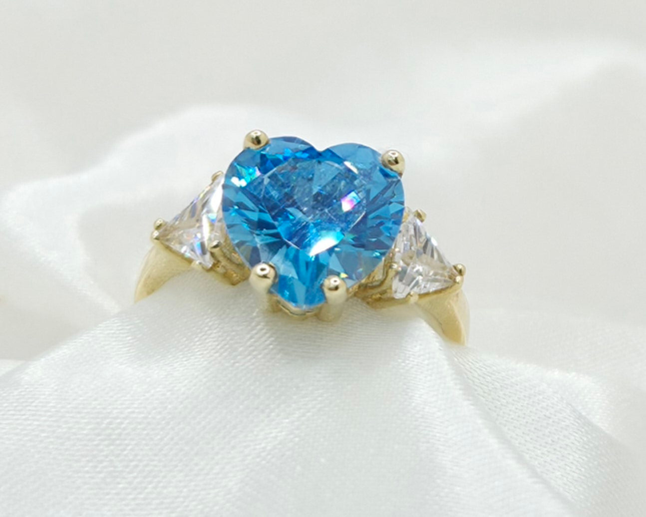 10KT BLUE STONE HEART RING Size 7 Weight 3.2