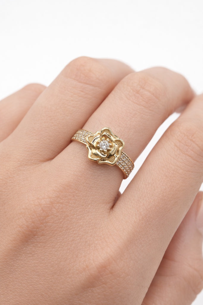10KT CZ BAND FLOWER DETAIL RING Size 8 Weigth 2.6GR
