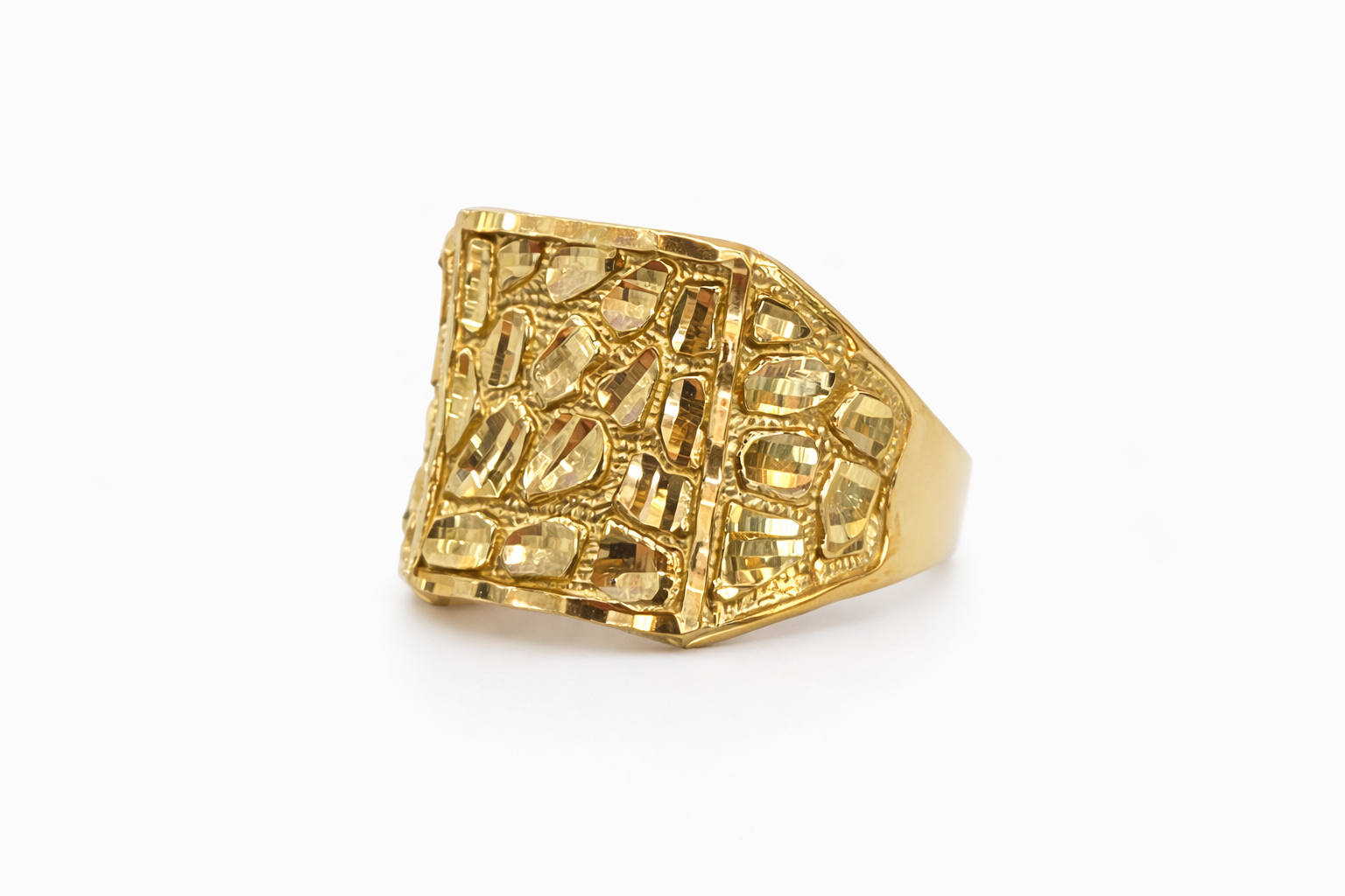 10KT RING FULL OF NUGGET DETAILS Size 11.5 Weight 4.7GR