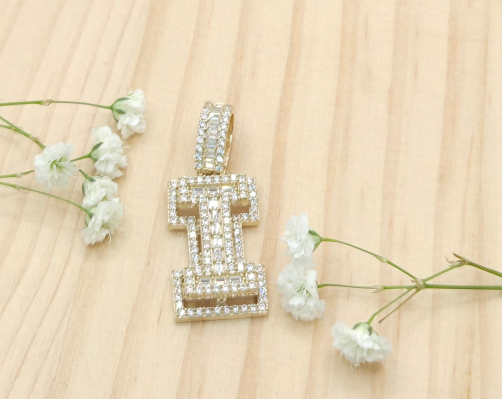 10KT SMALL CZ "I" LETTER PENDANT Weight 3.8GR