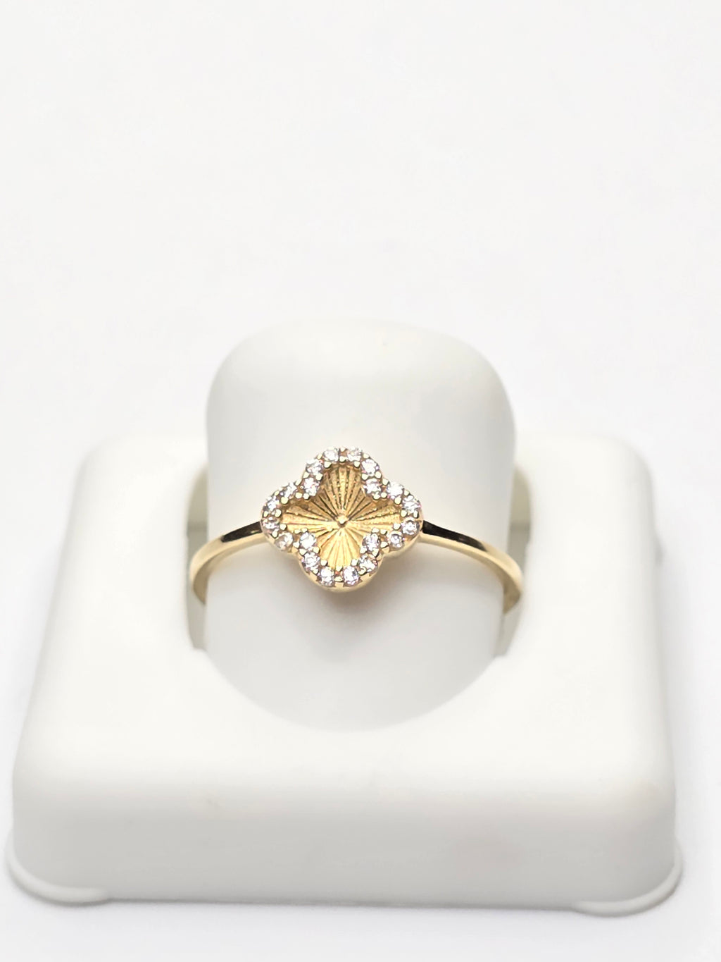14KT EXTRA SMALL CZ GOLDEN CLOVER RING Size 7 Weigth 1.1GR