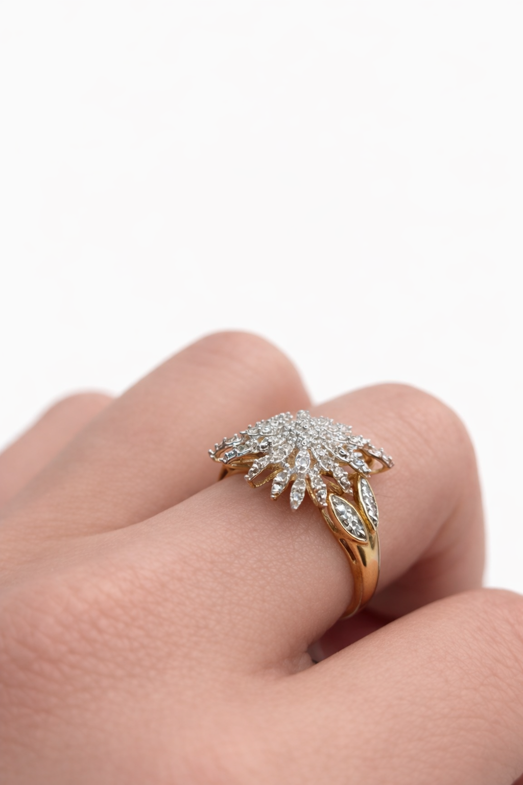 10KT EXOTIC ABSTRACT STAR DIAMOND RING Size 7/0.15CT